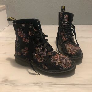 Dr. Martens Beckett Canvas Victorian Floral